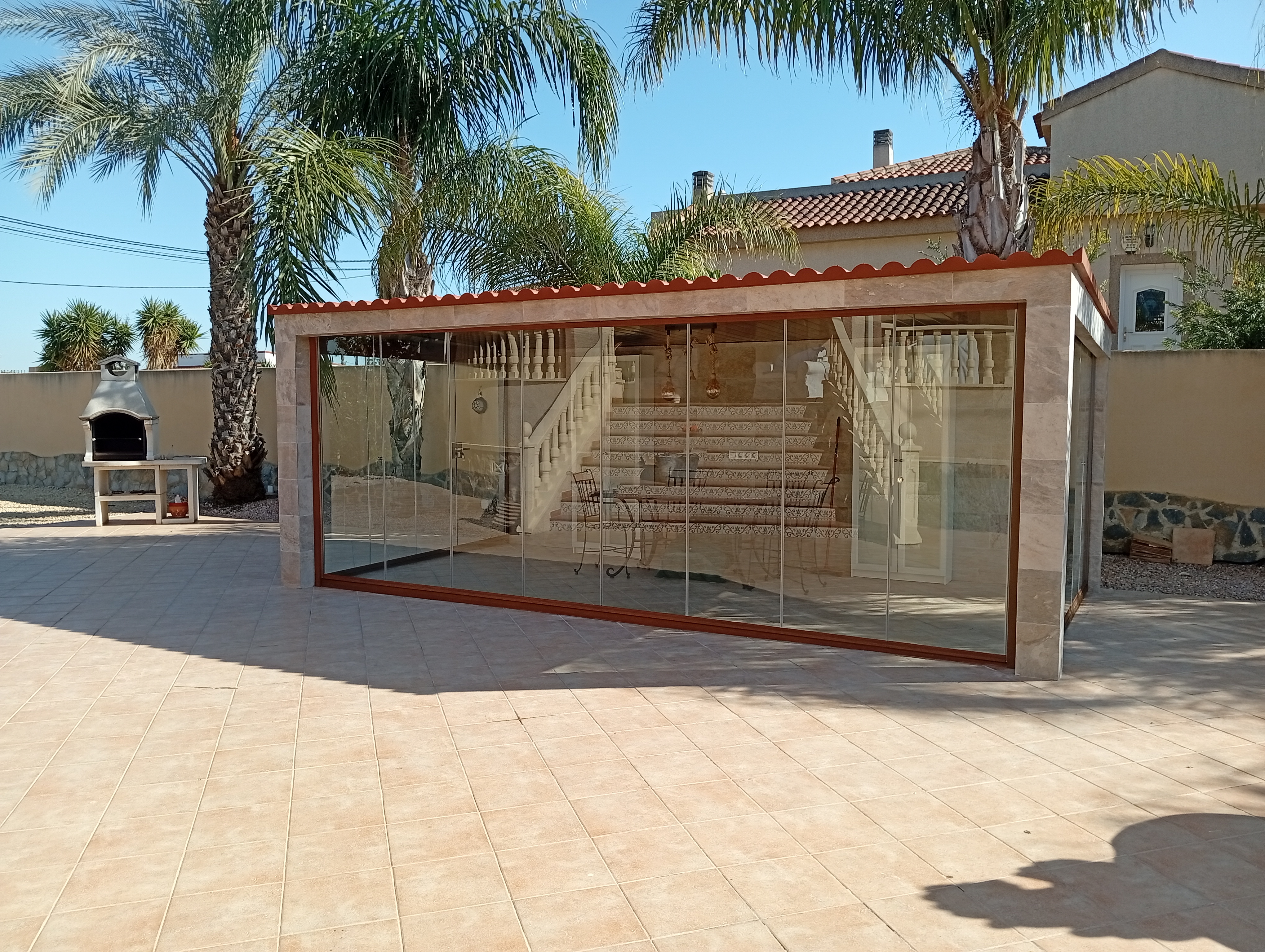 Cortina  de Cristal con Aluminio madera Embero